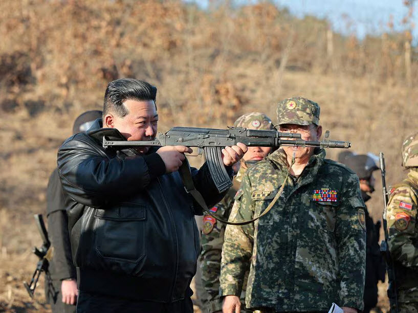  زعيم كوريا الشمالية يتفقد قاعدة تدريب عسكرية حاملاً بندقية
